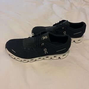 Men’s Black OC (On Cloud) tennis shoes.